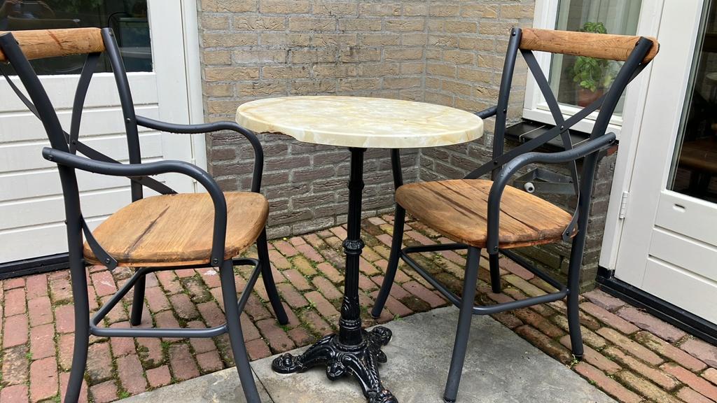 Bistro set: Marmerlook tafel met 2 houten stoelen, Ophalen, Gebruikt, Rond, Hout