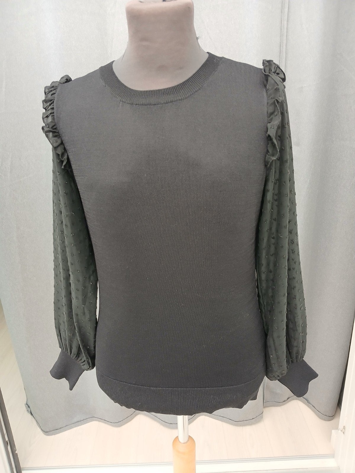 Elli White zwarte longsleeve met ruches en stipjes M/L, Maat 38/40 (M), Zwart, Ophalen of Verzenden, Zo goed als nieuw