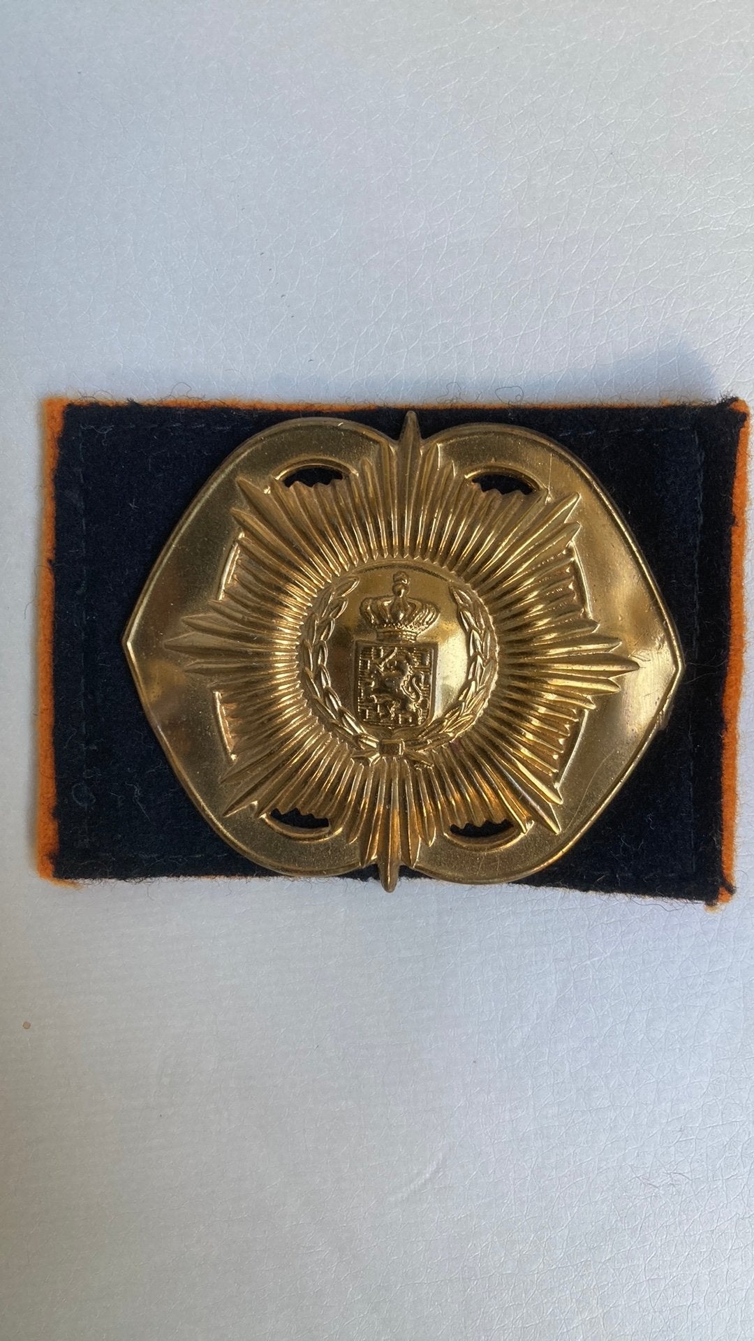 Baretembleem Van Heutsz, Verzamelen, Militaria | Algemeen, Ophalen of Verzenden, Landmacht, Nederland, Embleem of Badge