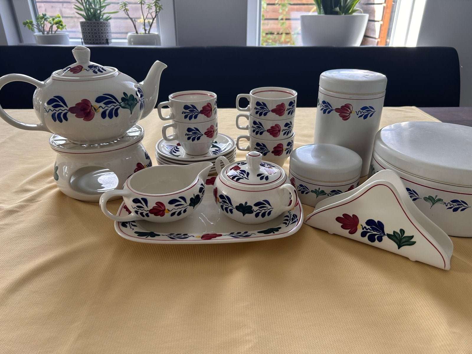 Compleet Boerenbont servies van Royal Boch, Huis en Inrichting, Keramiek, Landelijk/Boerenbont, Ophalen of Verzenden, Zo goed als nieuw