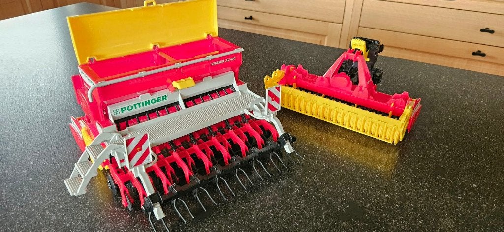 Bruder 2346 Pottinger rotoreg + 2347 Pottinger zaaimachine, Ophalen of Verzenden, Zo goed als nieuw