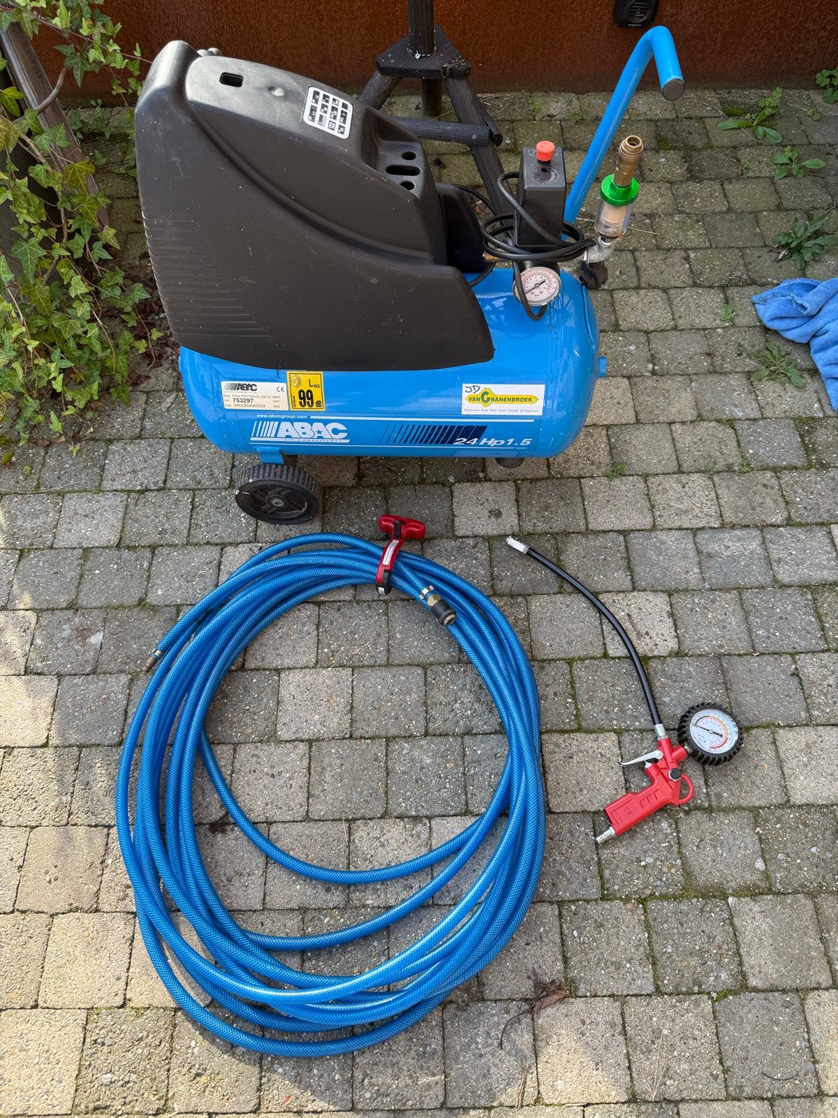 ABAC Compressor 1.1kW/1.5pk met 15m slang en bandenvulpistoo, Doe-het-zelf en Verbouw, Ophalen, Gebruikt, 6 tot 10 bar, Minder dan 200 liter/min