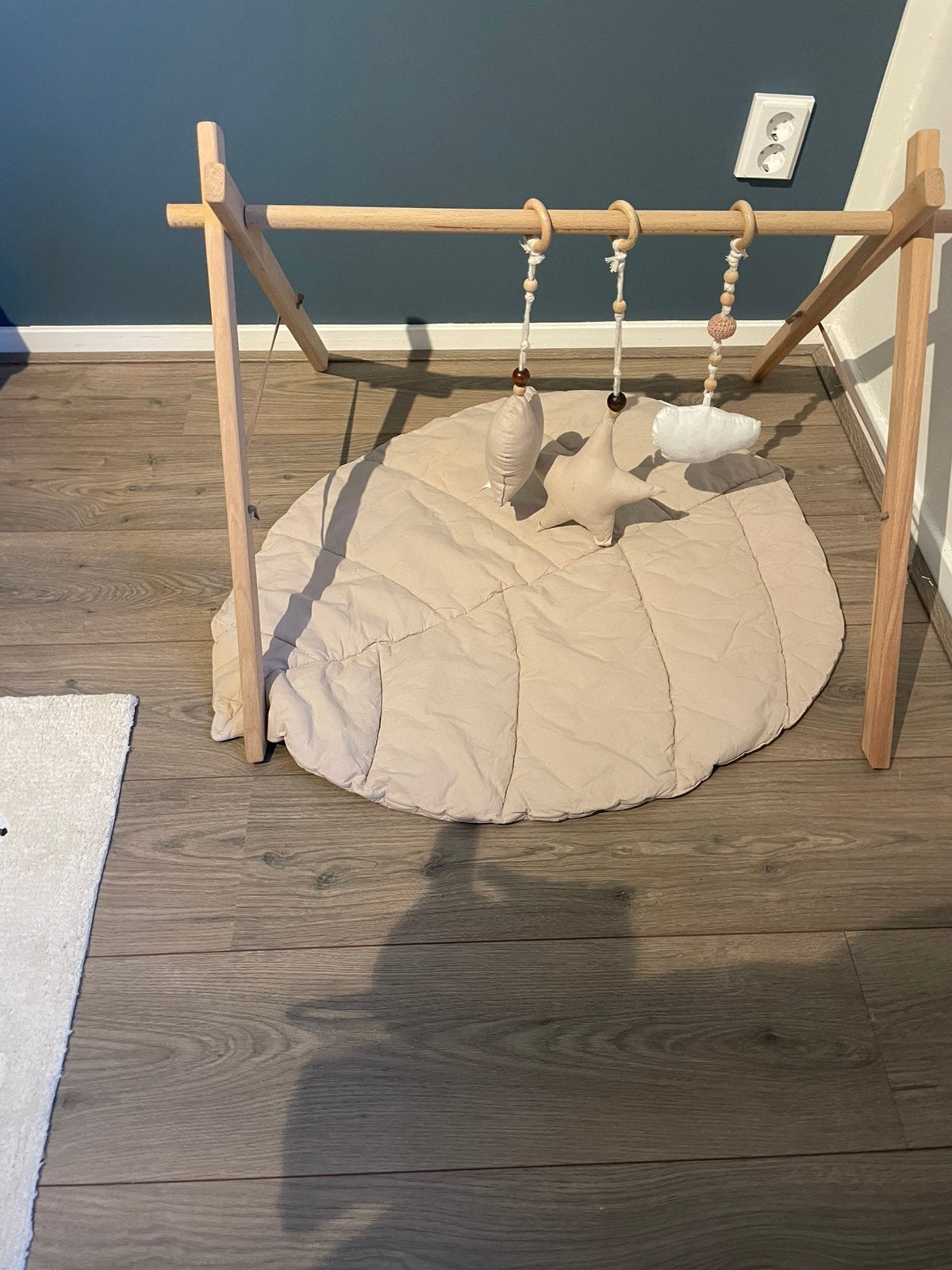 Houten babygym met onderkleedje, Ophalen, Zo goed als nieuw