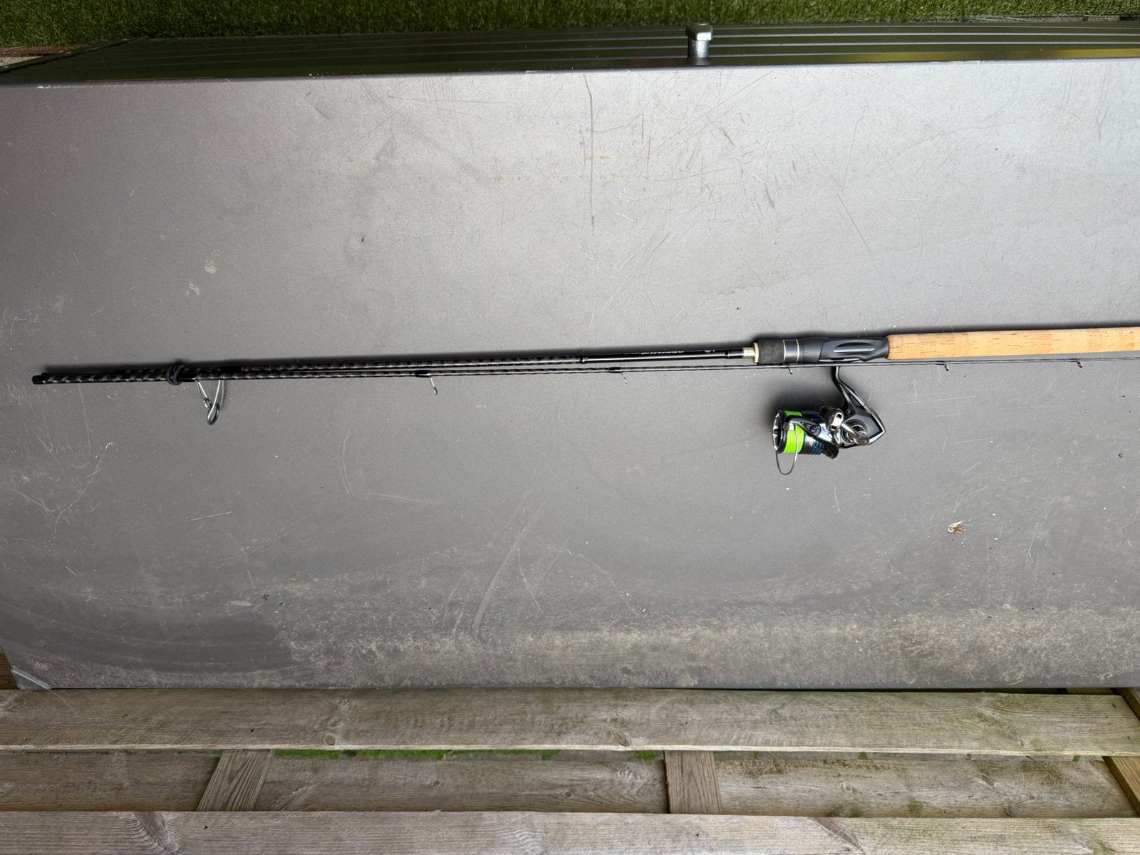 3 werphengels voor snoeken en 4 boxen vol kunstaas, Ophalen, Zo goed als nieuw, Molen
