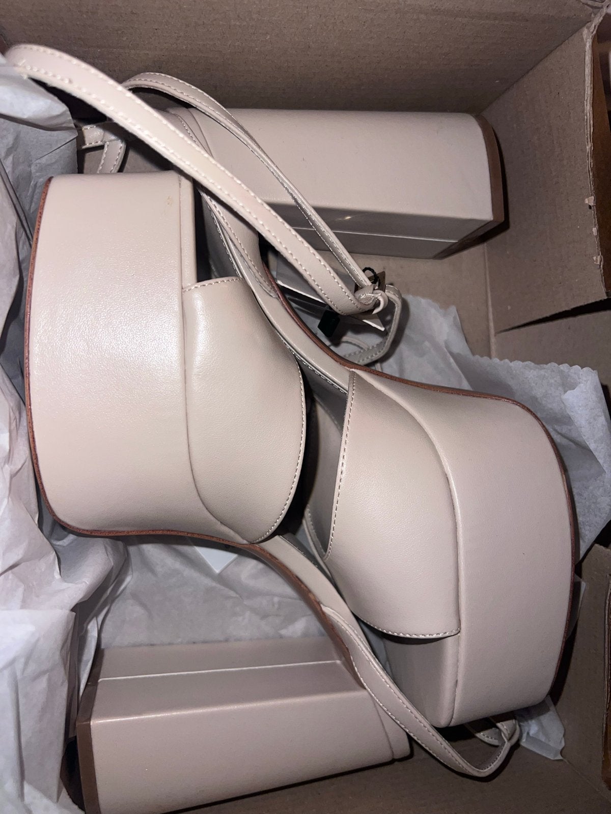 Nieuwe beige plateauhakken met enkelbandje, Beige, Nieuw, Ophalen of Verzenden, Schoenen met hoge hakken