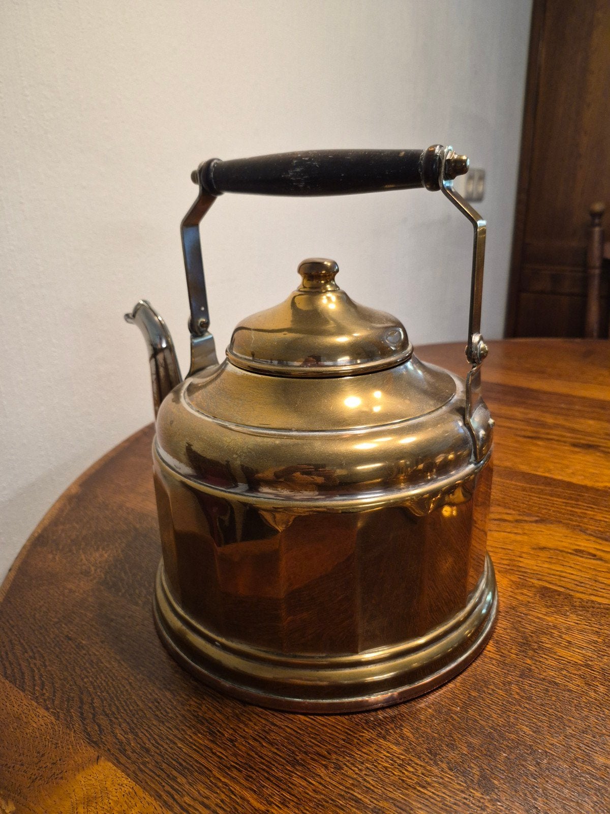Antieke koperen theeketel met houten handvat, Ophalen