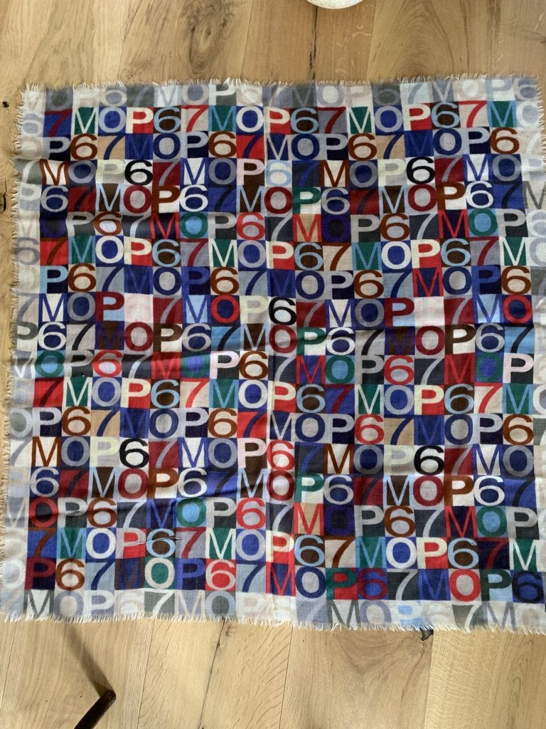 MOP kleurrijke wollen sjaal met dessin van letters + cijfers, Maat 46/48 (XL) of groter, Ophalen of Verzenden, Zo goed als nieuw