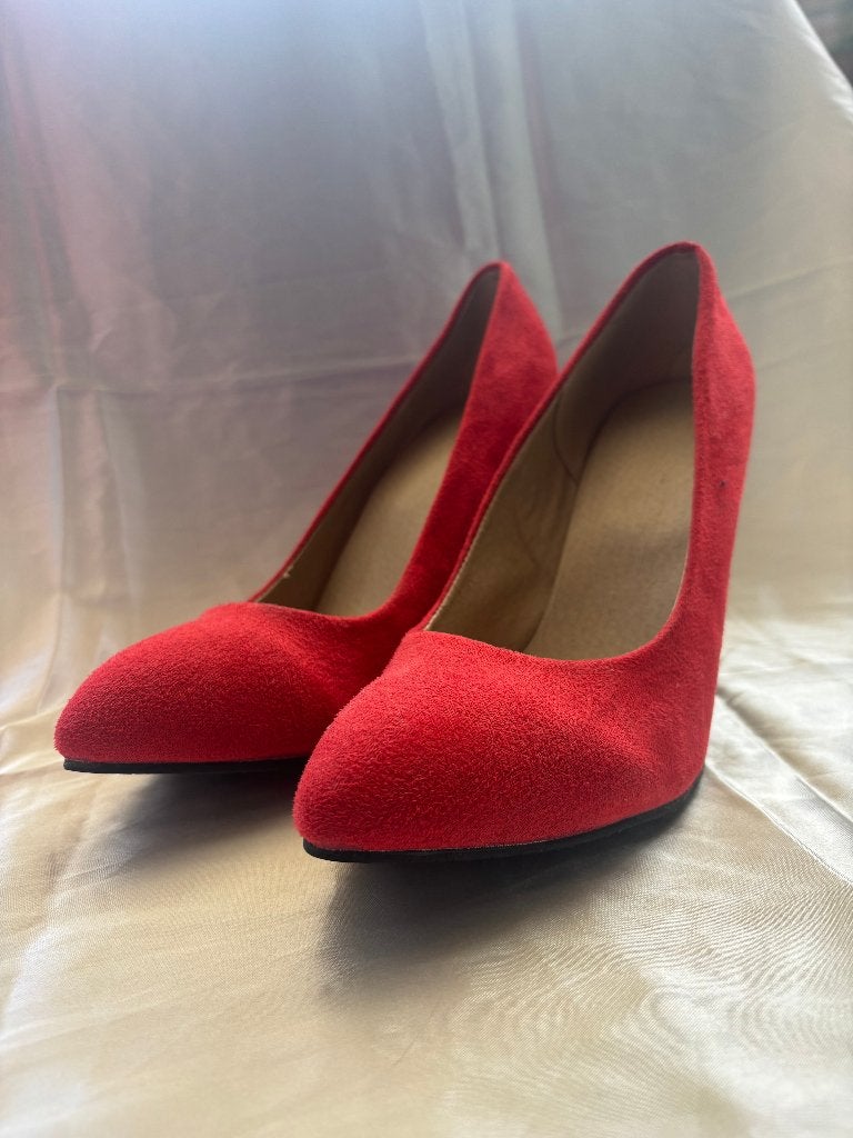 Rode suède pumps met hoge hak, Pumps, Ophalen of Verzenden, Zo goed als nieuw, Rood