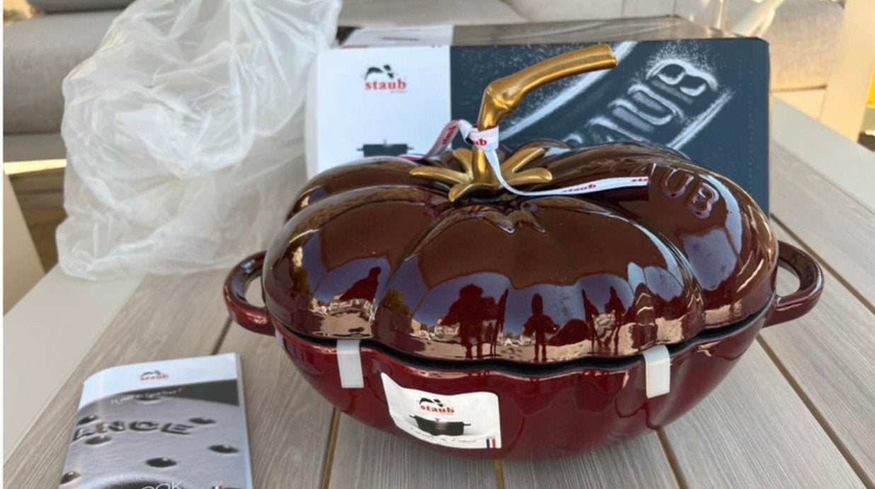Staub cocotte, Huis en Inrichting, Keuken | Potten en Pannen, Nieuw, Le Creuset, Ophalen of Verzenden, Met handvatten