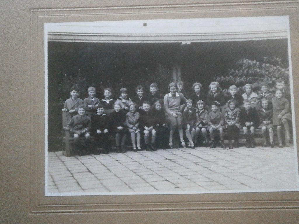 Leuke schoolfoto, grote klas met juf zonder lijstje, Ophalen, Gebruikt, Minder dan 50 cm, Foto of Poster