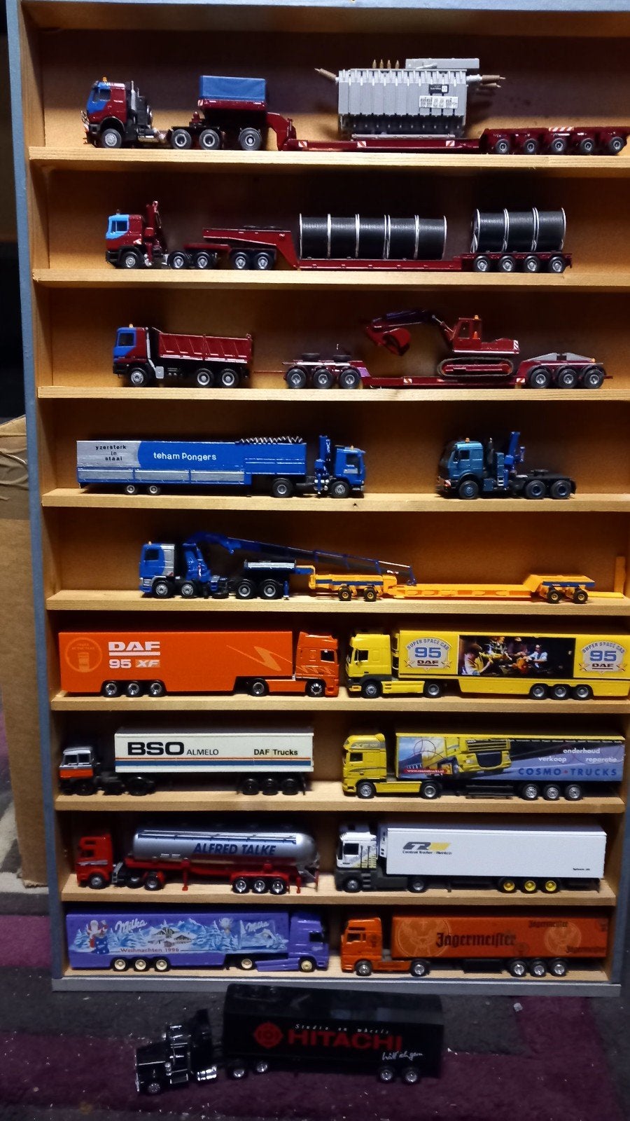 Verzameling modelvrachtwagens met vitrinekast 1:87, 1:50 of kleiner, Zo goed als nieuw, Truck, Ophalen