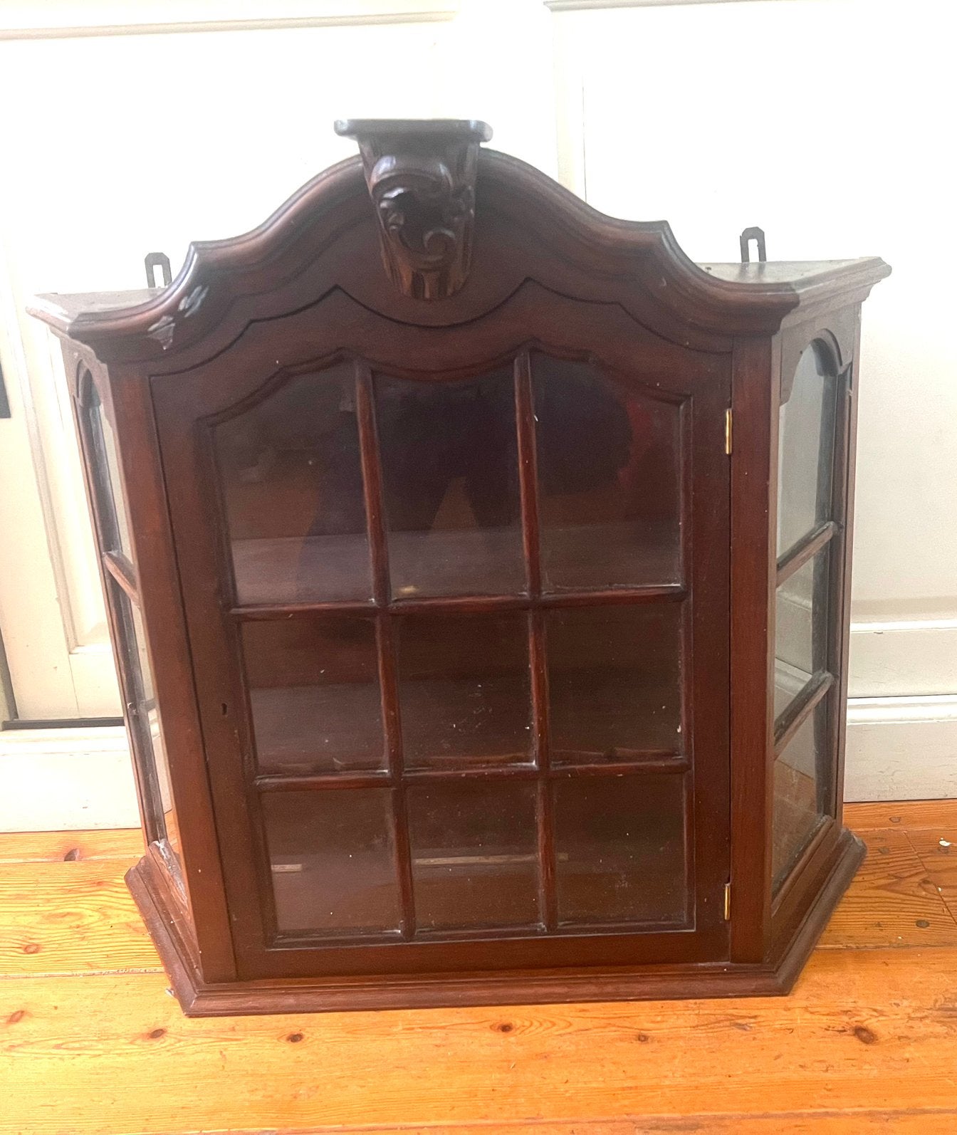Antieke vitrine kastje van donker hout met glazen deuren, Antiek en Kunst, Ophalen