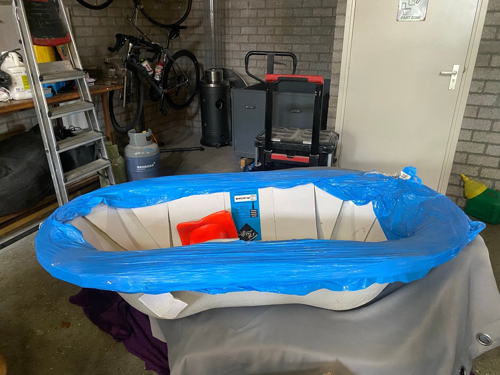 Ligbad zonder poten, nieuw in verpakking, Huis en Inrichting, Badkamer | Complete badkamers, Ophalen of Verzenden, Nieuw, Met bad
