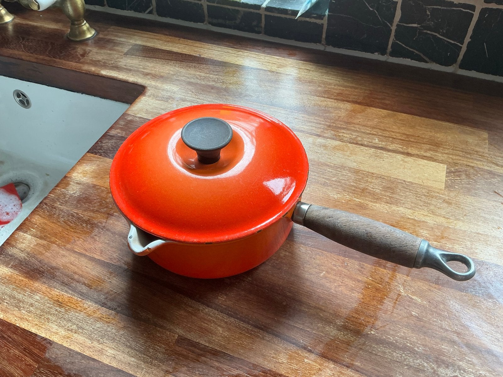 Le Creuset Sauspan steelpan - Oranje, 18cm, Huis en Inrichting, Keuken | Potten en Pannen, Gebruikt, Gietijzer, Met deksel, Le Creuset