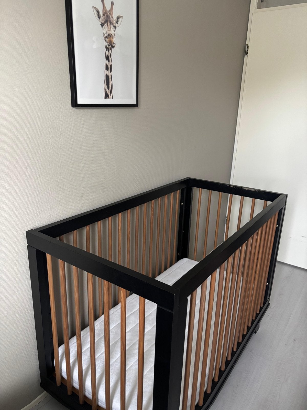 Coming ledikant zwart met houten spijlen, Ophalen, Gebruikt, Ledikant