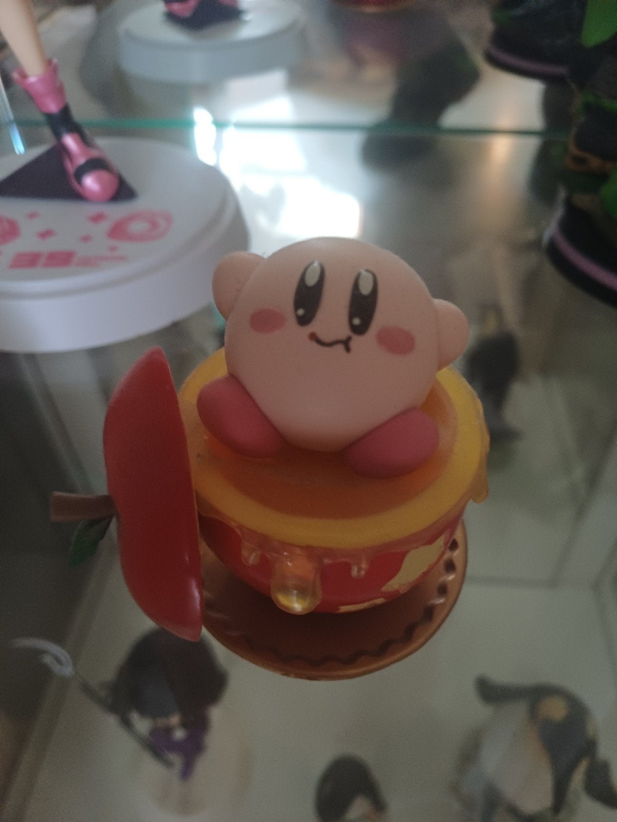 Kirby figuur op appel met honing, Ophalen, Zo goed als nieuw