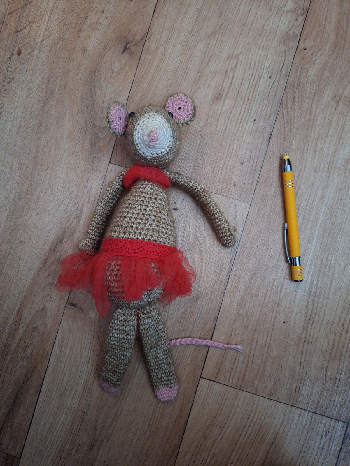 Gehaakte muis knuffel met rood tutu rokje, Muis, Handgemaakt, Ophalen of Verzenden, Zo goed als nieuw