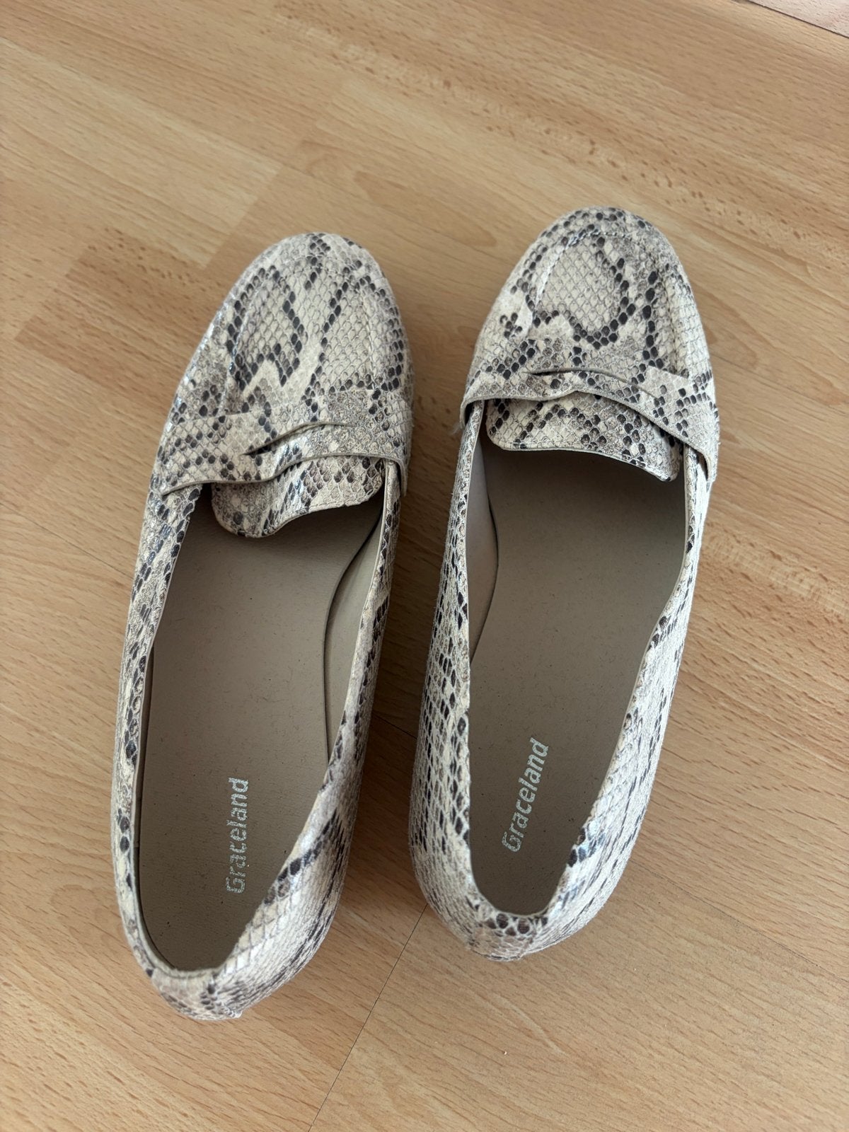 Graceland Instappers met Slangenprint - Maat 40, Kleding | Dames, Ophalen of Verzenden, Gedragen, Beige, Instappers