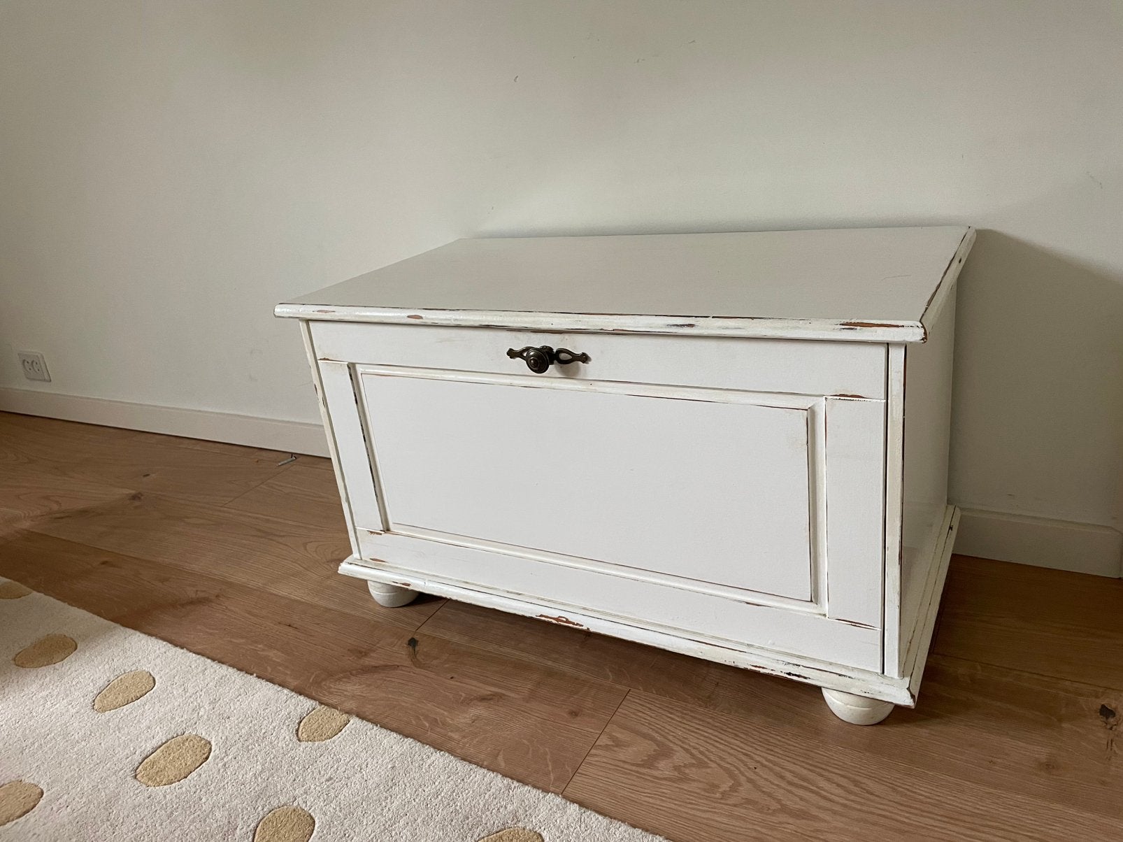 Brocante kist / tv-meubel / speelgoedkist - wit geverfd, Ophalen, Zo goed als nieuw, 50 tot 100 cm, Minder dan 50 cm