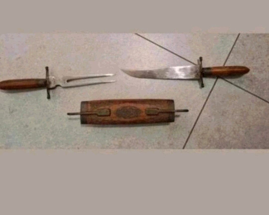 Oude vleesvork en mes set met een prachtig bewerkte houten h, Verzamelen, Militaria | Algemeen, Ophalen of Verzenden, Overige soorten