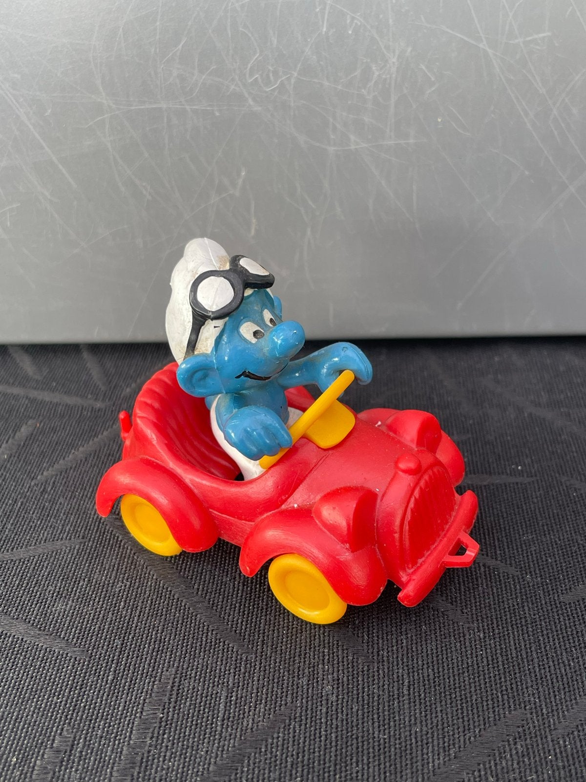 Smurf in rode auto - Vintage Smurfen figuur, Verzamelen, Ophalen of Verzenden, Gebruikt, Overige Smurfen, Poppetje, Figuurtje of Knuffel
