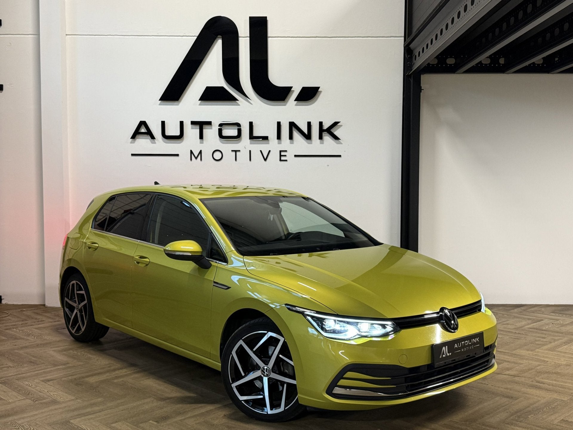 Volkswagen Golf 1.5 TSI Highline|DSG|IQLIGHT|KEYLESS|CAM, Auto's, Dealer onderhouden, Zwart, 150 pk, Geel