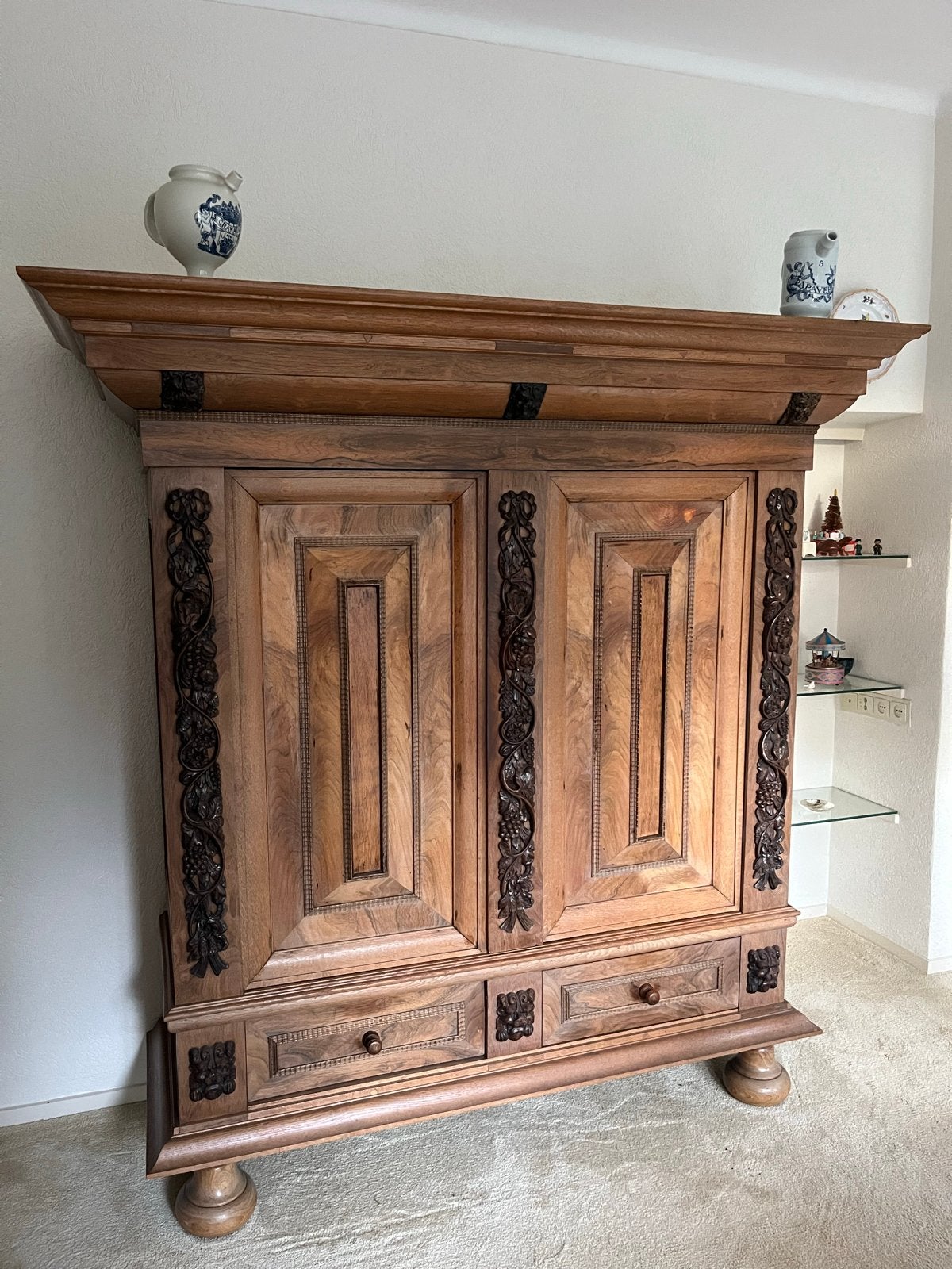 Prachtige antieke houten kast met sierlijke details, Ophalen
