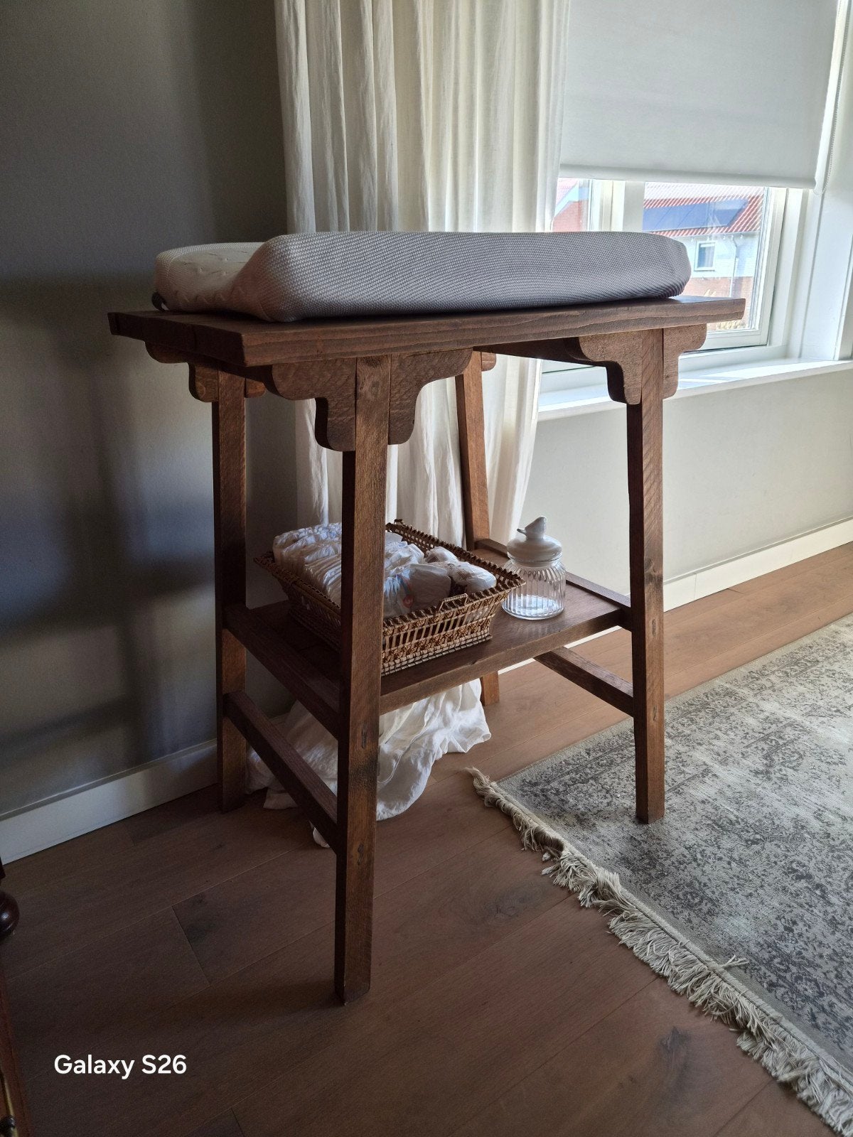Houten commode/bijzettafel met plank, Ophalen, 50 tot 70 cm, Zo goed als nieuw, 75 tot 100 cm