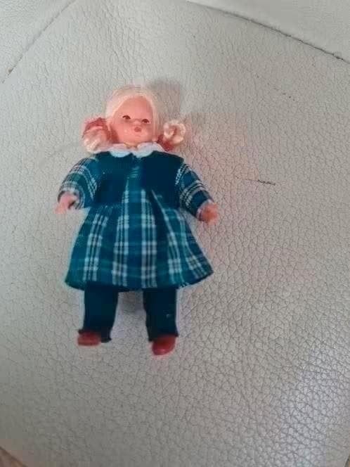 Caco popje 8 cm in geruite jurk, Ophalen of Verzenden, Gebruikt, Pop