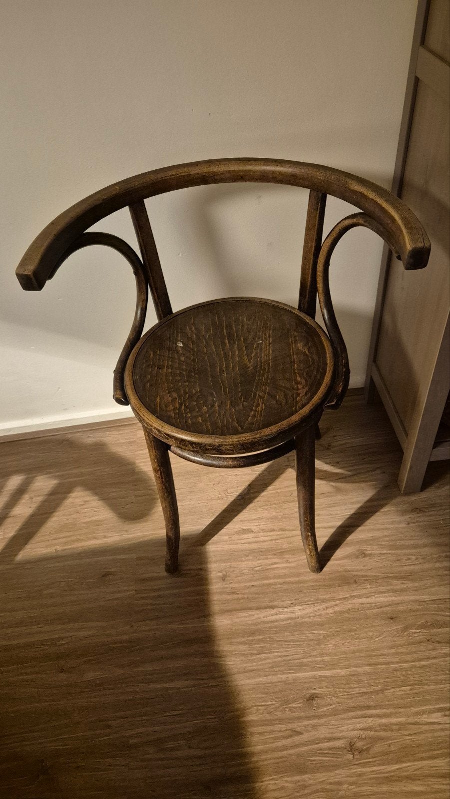 Leuke houten café stoel met motief, Ophalen