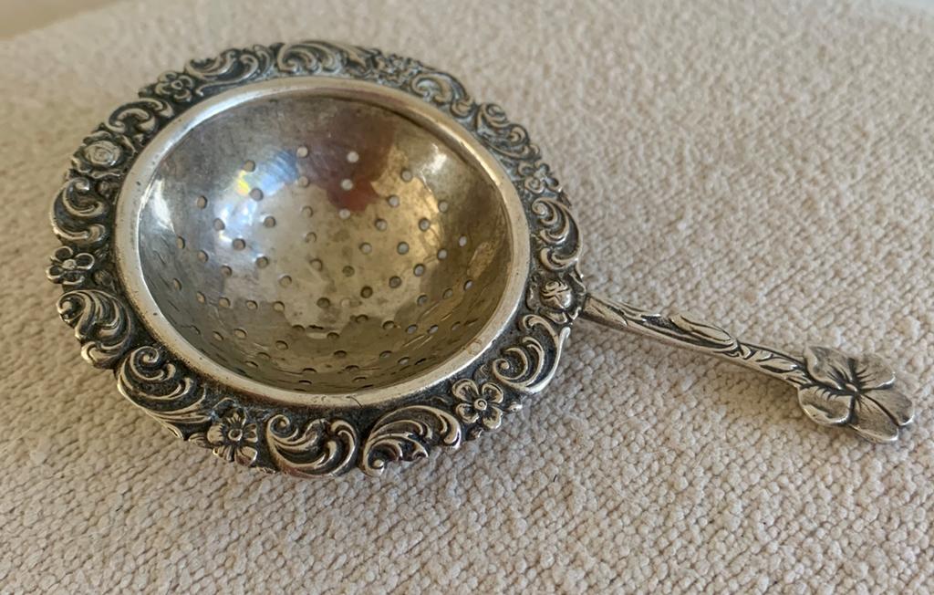 Verzilverd theezeefje met bloemmotief, Ophalen, Zilver