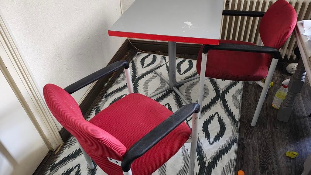 GRATIS Tafel met twee rode stoelen, Ophalen, Gebruikt, Twee, Modern, Functioneel