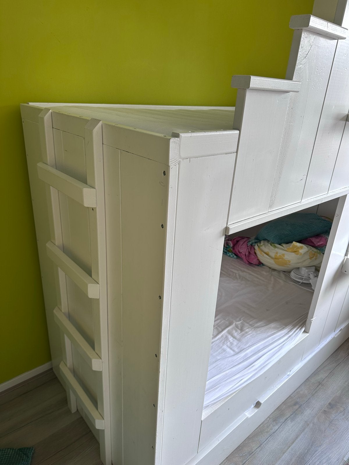 Huisjesbed met uittrekbare bedlade - 3 slaapplekken, Kinderen en Baby's, Kinderkamer | Stapelbedden en Hoogslapers, Ophalen, Zo goed als nieuw