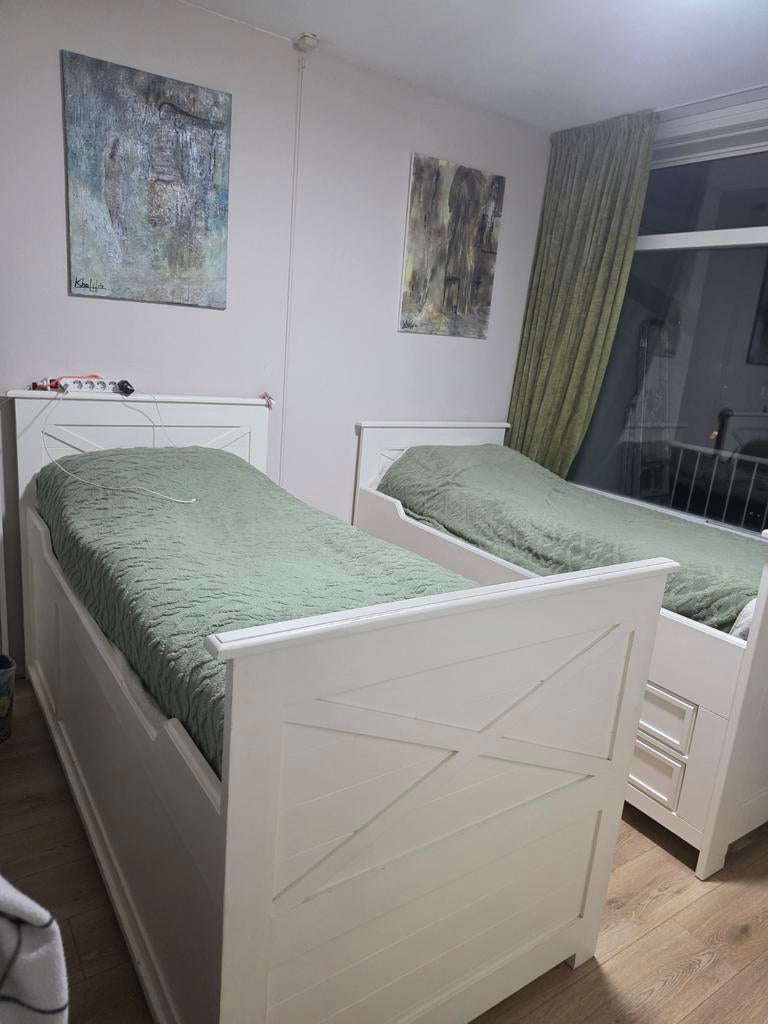 Twee hoge witte bedden met opbergruimte, Huis en Inrichting, Slaapkamer | Bedden, Gebruikt, 90 cm, Eenpersoons, Wit
