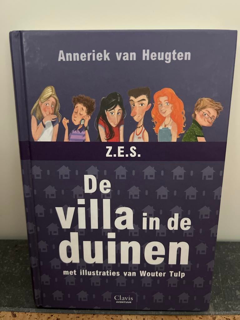 Z.E.S. De villa in de duinen - Anneriek van Heugten, Ophalen of Verzenden, Zo goed als nieuw