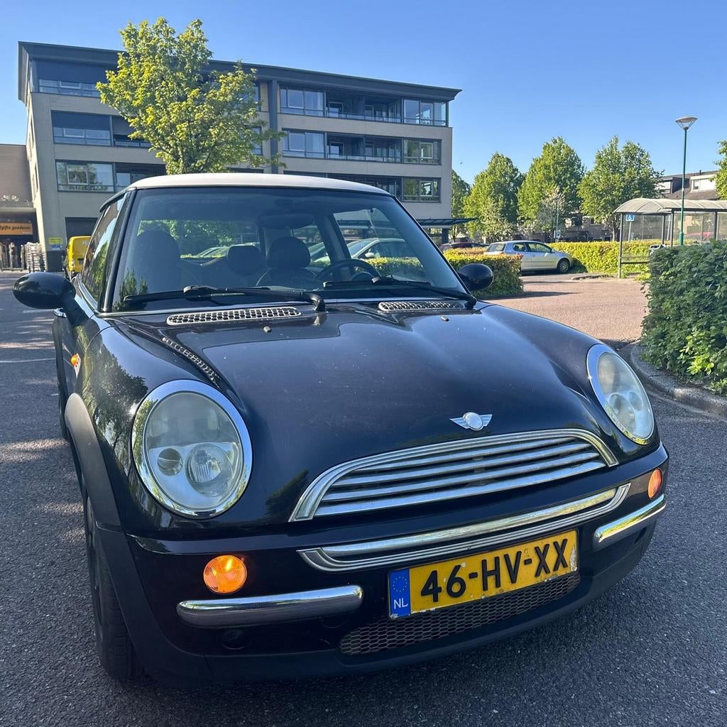 Mini cooper uit 2002 zwart/wit. Prijs 1.790, Automaat, Achterwielaandrijving, 4 cilinders, 116 pk