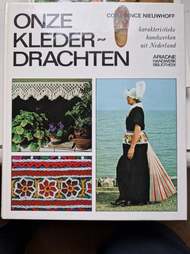 Boek: Onze Klederdrachten - Constance Nieuwhoff, Ophalen of Verzenden, Gelezen, Overige onderwerpen, Constance Nieuwhoff