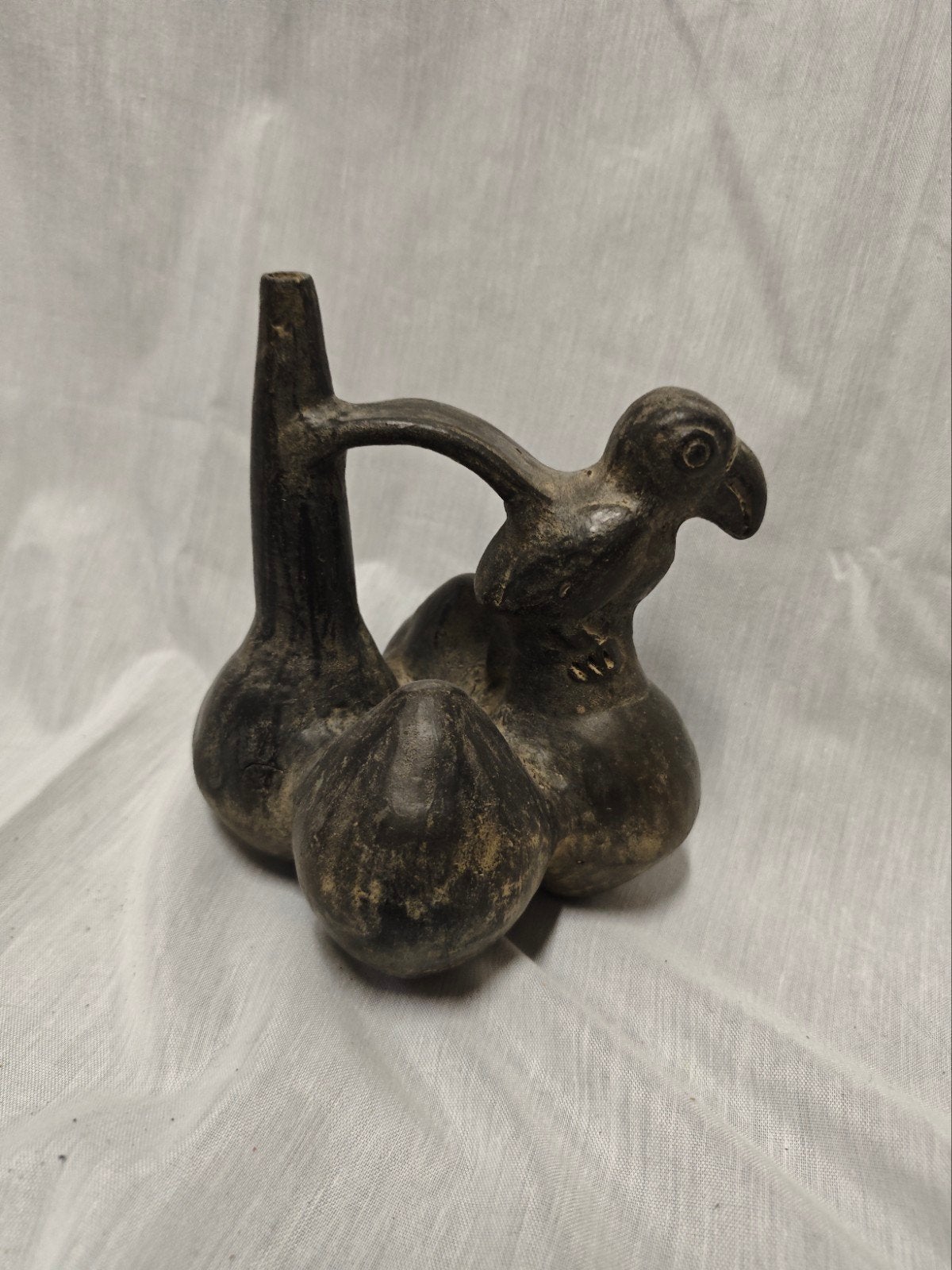 Oud aardewerk beeldje met vogel en kalebassen, Ophalen