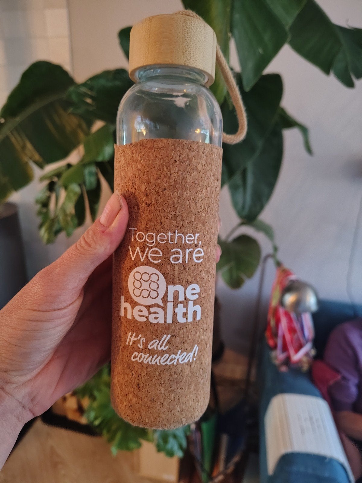 Glazen waterfles met kurken hoes - One Health, Ophalen of Verzenden, Zo goed als nieuw, Meerkleurig, Glas