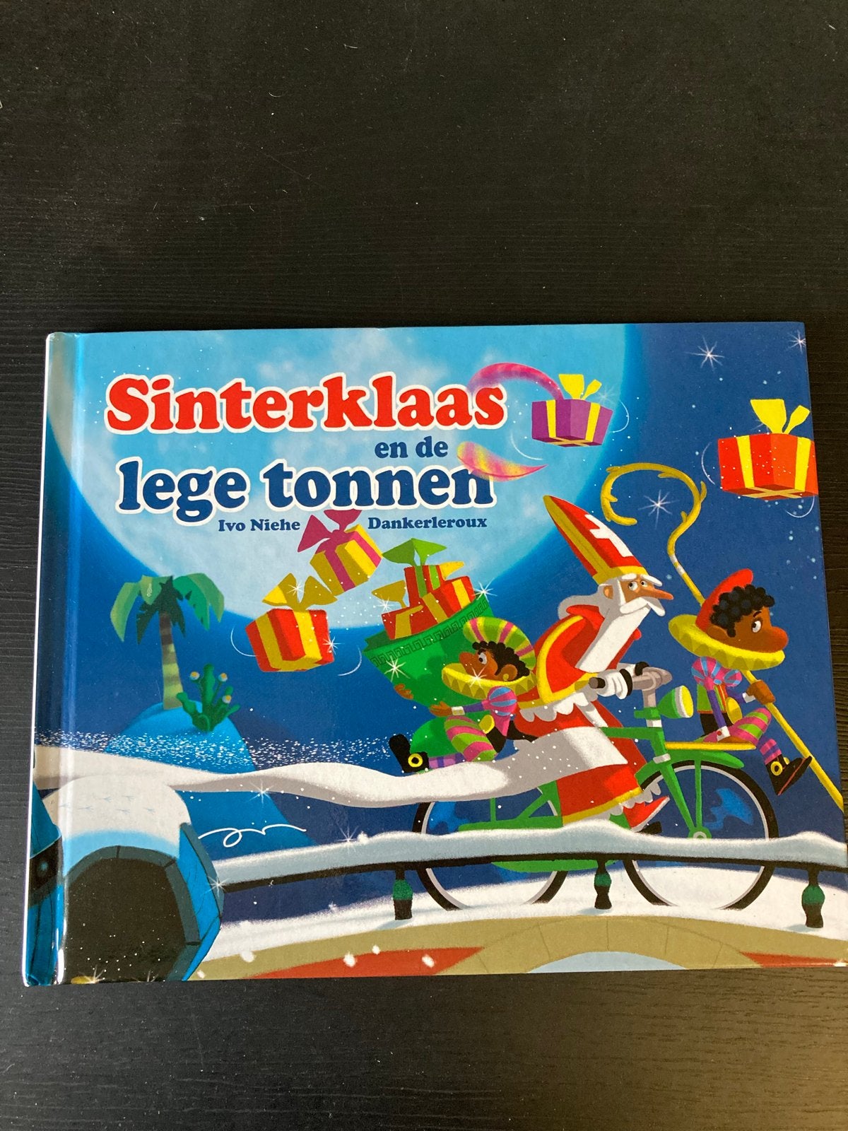 Sinterklaas en de lege tonnen - Ivo Niehe, Ophalen of Verzenden, Zo goed als nieuw, Sprookjes