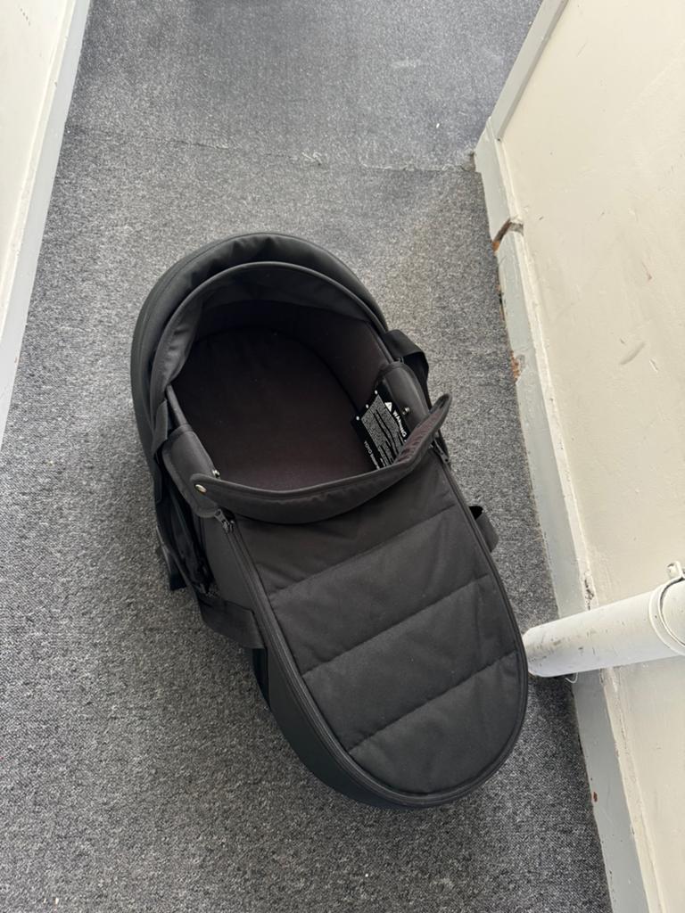 Yoyo bassinet black with adapters, Ophalen, Zo goed als nieuw, Overige merken