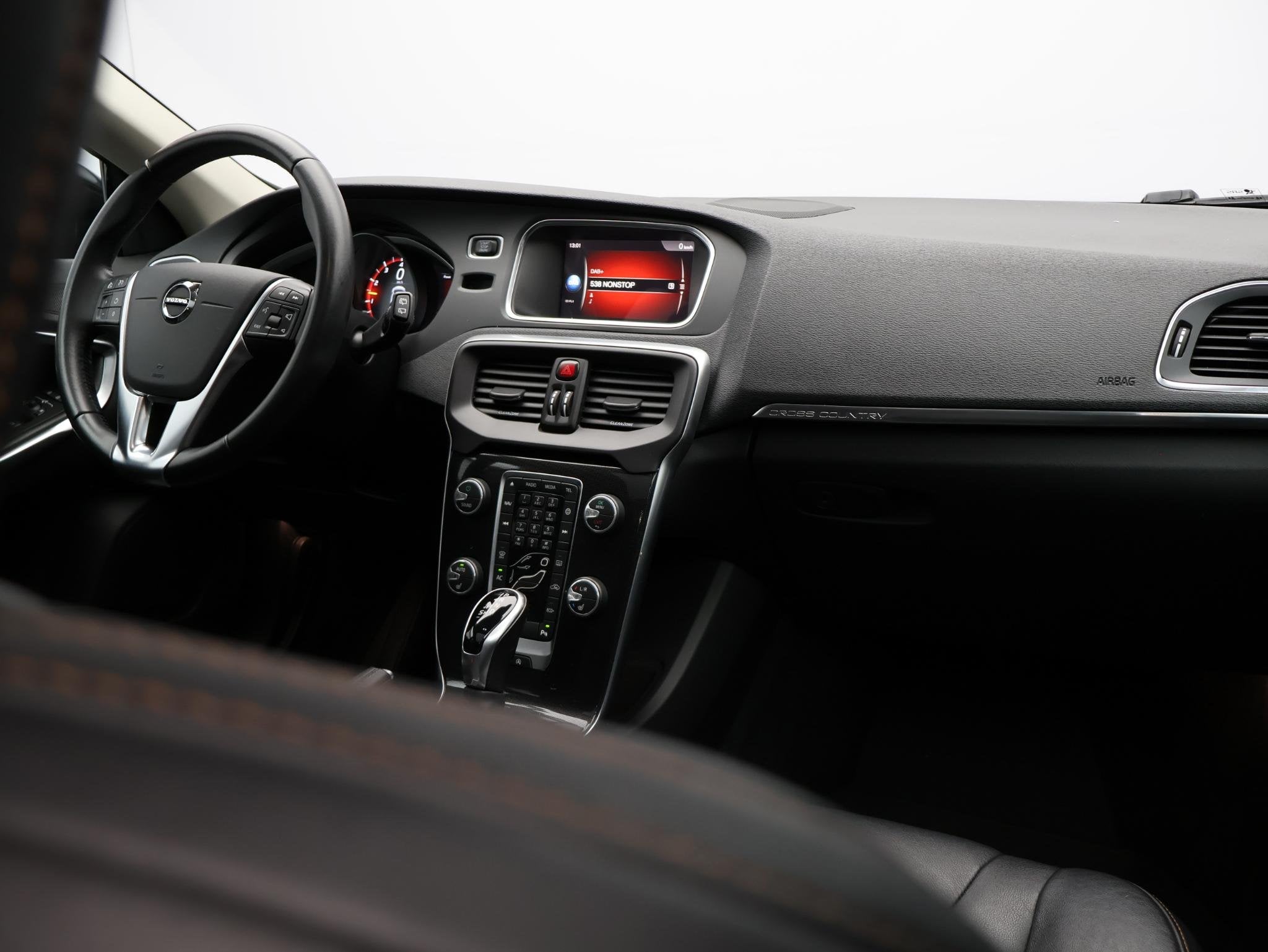 Volvo V40 Cross Country T3 Automaat Polar+ Luxury / Trekhaak, Auto's, Euro 6, 4 cilinders, 700 kg, Zwart