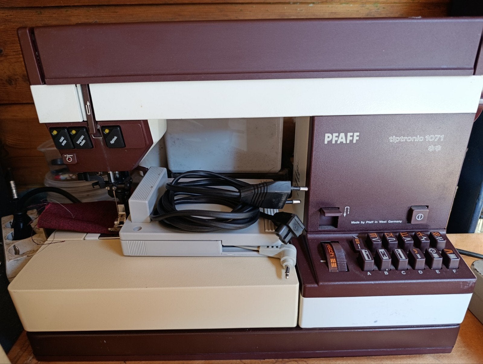 Pfaff 1071 Naaimachine met Dubbel Transport, Hobby en Vrije tijd, Naaimachines en Toebehoren, Ophalen of Verzenden, Zo goed als nieuw