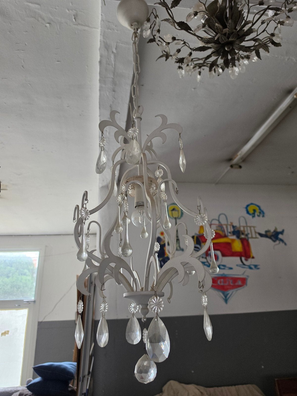 Sierlijke witte kroonluchter met kristal-look hangers, Ophalen