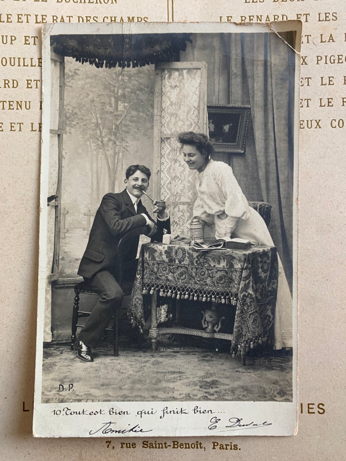 1904 Romantiek - aan tafel - man rookt pijp, Ophalen of Verzenden, Voor 1920, Gelopen, Overige thema's