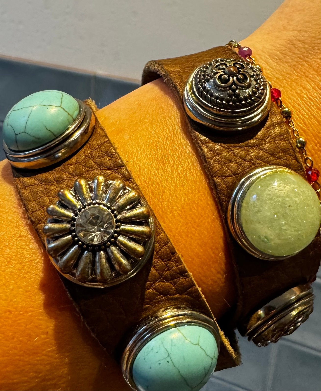 Leren armband met 6 studs in zilver en turkoois, Ophalen of Verzenden, Zo goed als nieuw, Zilver, Leer