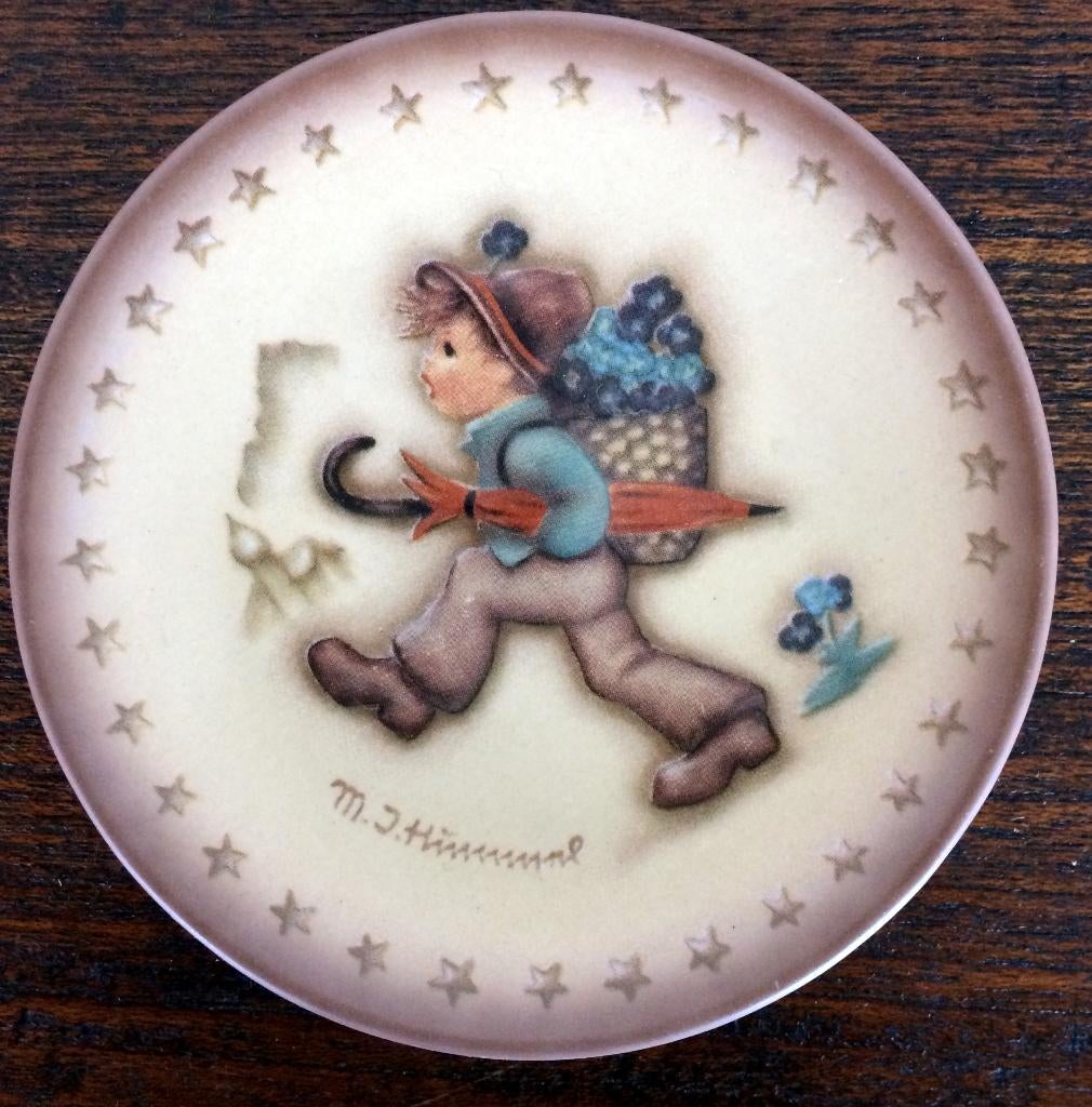 Plate Hummel 973 Globe Trotter Doorsnee 8 cm, Ophalen of Verzenden