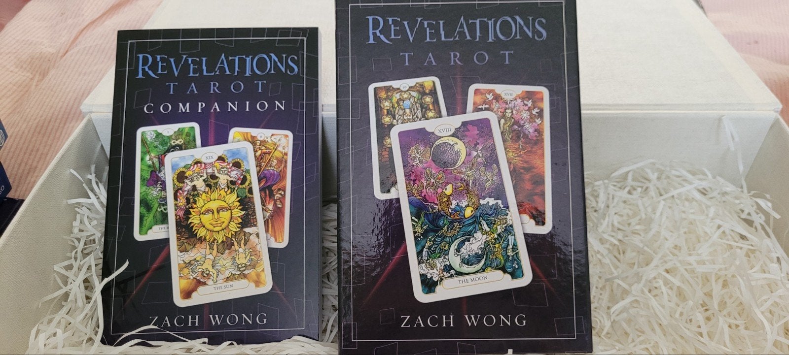Revelations Tarot Deck & Companion Book - Zach Wong, Tarot of Kaarten leggen, Ophalen of Verzenden, Zo goed als nieuw, Instructieboek