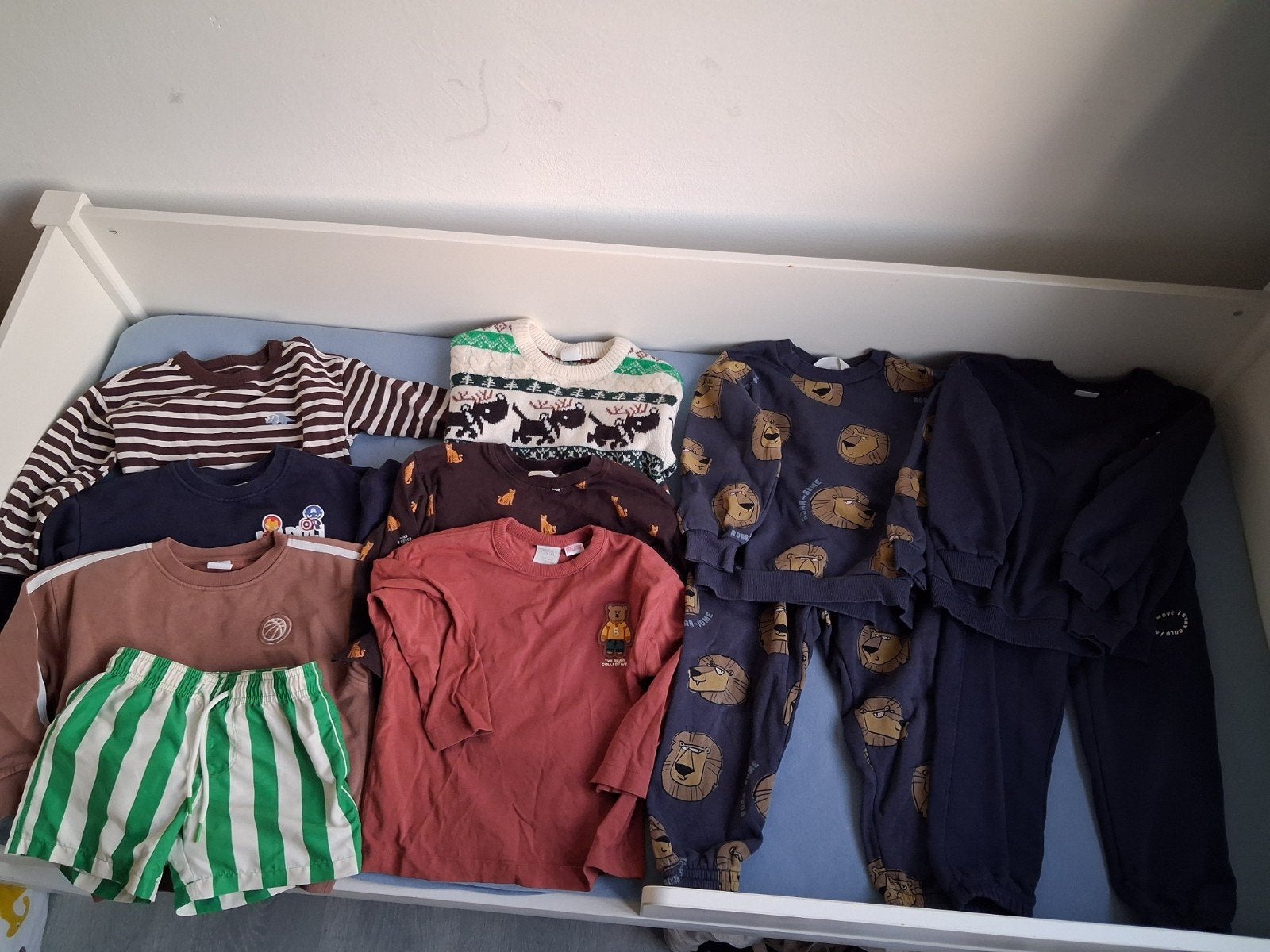 kledingpakketje maat 98/104  bovenkleding en 2 joggingpakjes, Ophalen of Verzenden, Zo goed als nieuw, Maat 98