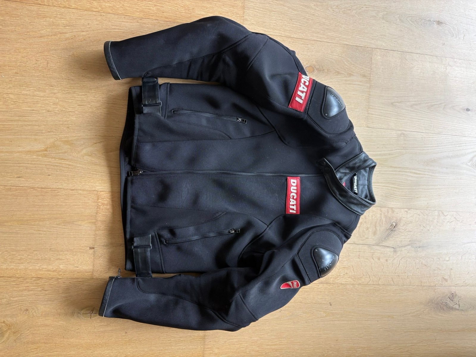 Stoere Dainese Ducati motor jack maat 52, Motoren, Ophalen of Verzenden, Tweedehands, Jas | textiel